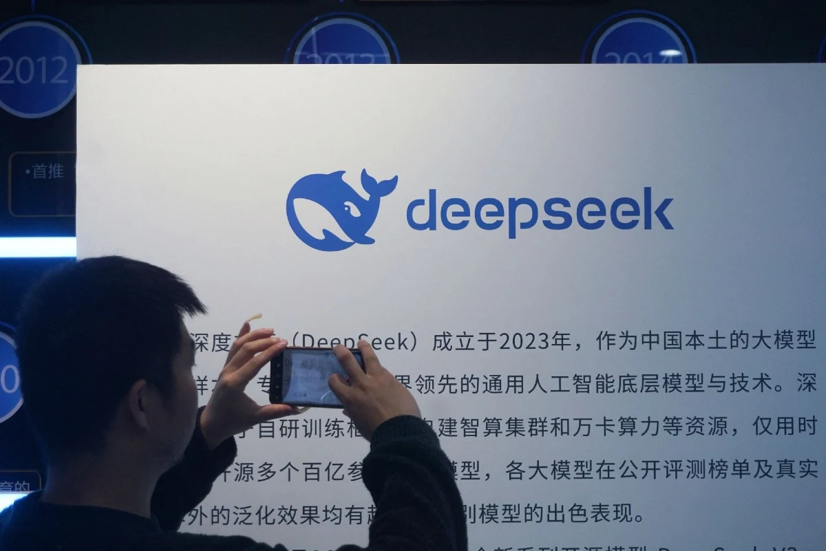 DeepSeek simboliza el avance de la IA china y la dificultad de aplicar una pausa global verificable.