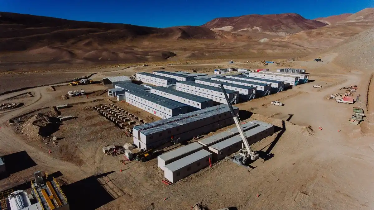 Infraestructura y campamento en un proyecto minero de alta montaña en San Juan, donde Vicuña promete escalar inversión, empleo y desarrollo de proveedores locales.