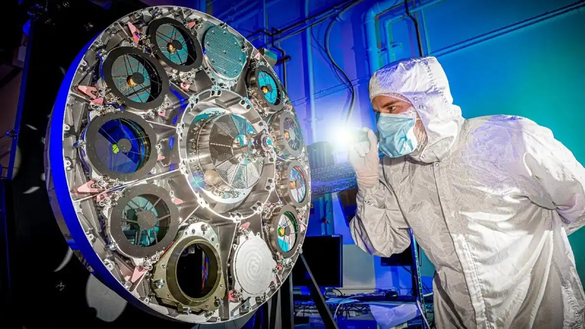 El telescopio Nancy Grace Roman (BAE Systems), se ubicará en el espacio cislunar y permitirá a los astrofísicos investigar un amplio rango de frecuencias del espectro infrarrojo (Fuente: BAE Systems).
