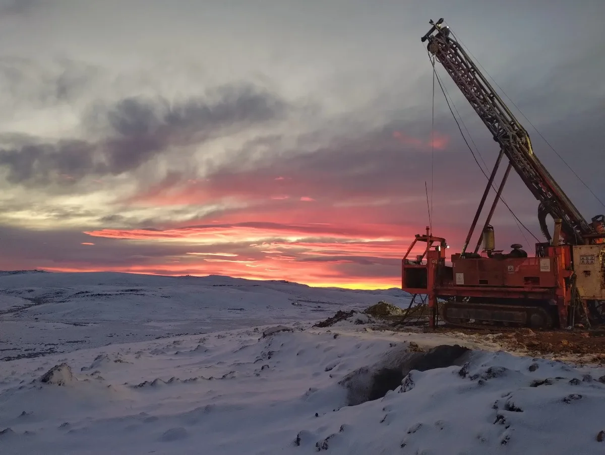 Campaña de exploración en Huemul, en el sur de Mendoza. Los resultados de laboratorio serán clave para definir si el proyecto avanza a una etapa más exigente de perforación y evaluación.