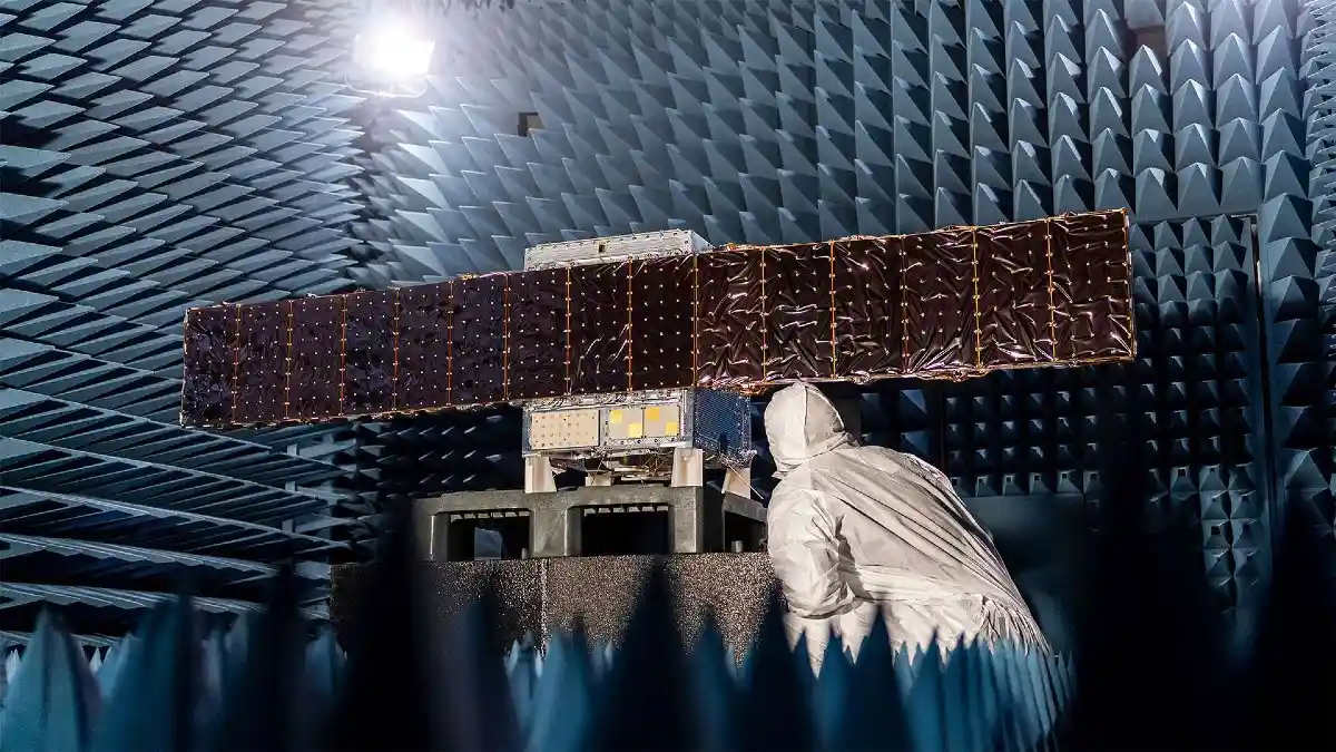 Satélite en fase de pruebas dentro de una cámara anecoica, clave para validar comunicaciones, compatibilidad electromagnética y desempeño antes del lanzamiento.
