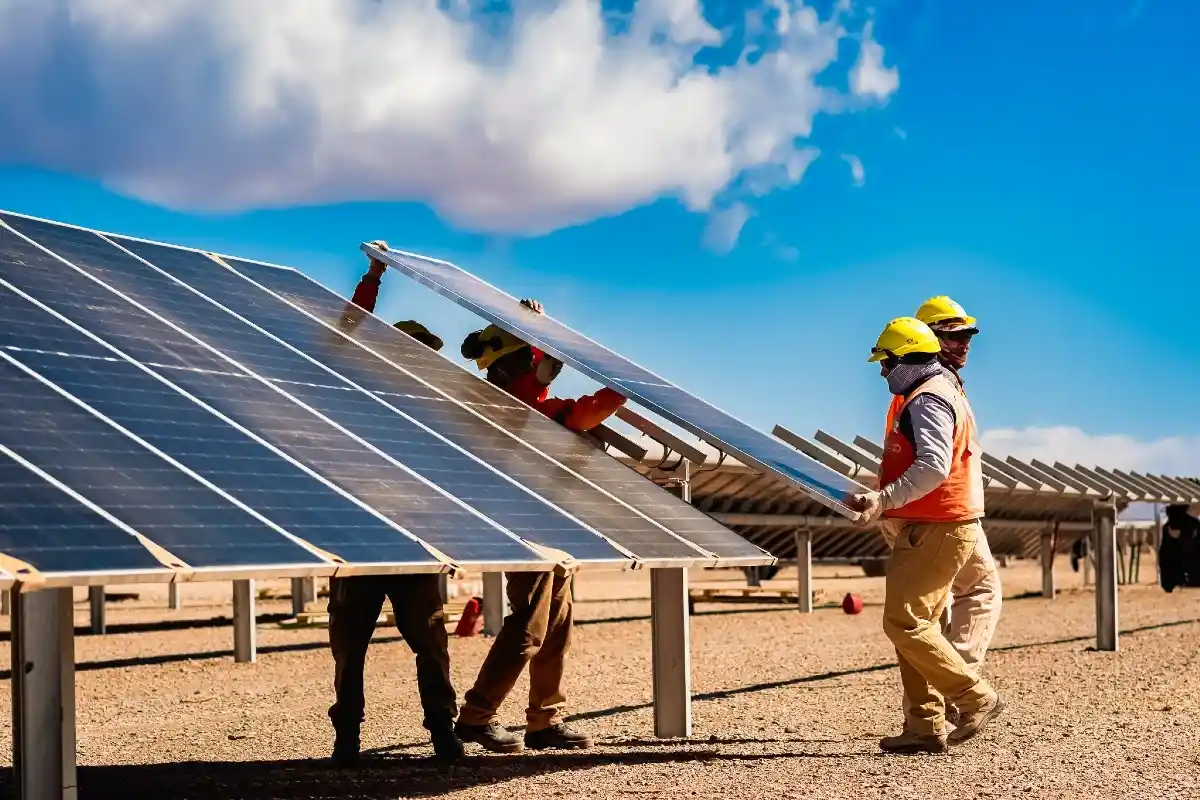 Operarios trabajan en la instalación de paneles solares en el Parque Solar San Rafael, el complejo renovable de Genneia que alcanzó 180 MW de capacidad en Mendoza.