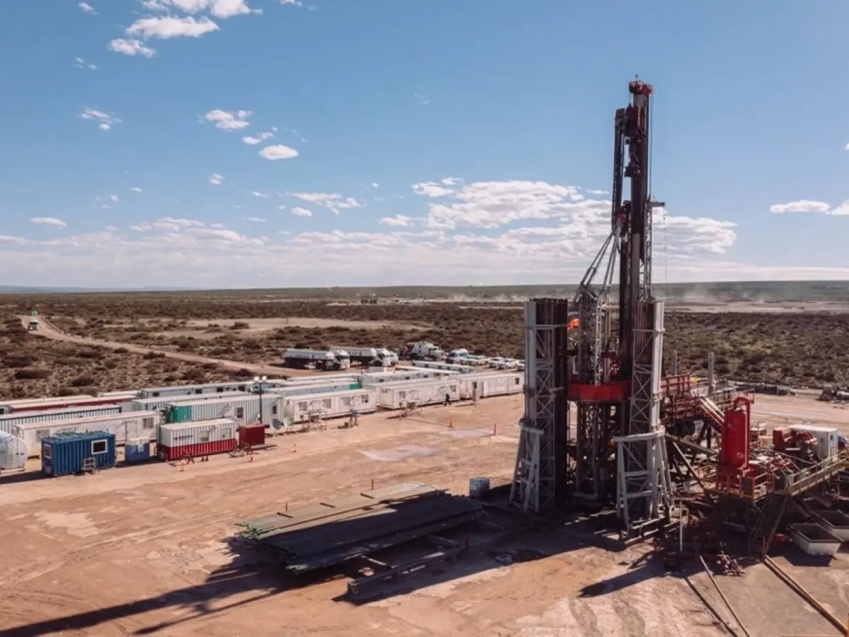 Equipo perforador en locación. La incorporación de un perforador propio marca un cambio en el modelo operativo de CGC, con mayor control sobre tiempos, costos y priorización de pozos en Santa Cruz.