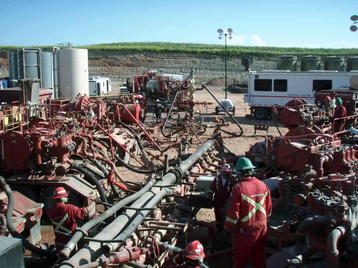 Operación de fractura hidráulica en un desarrollo no convencional. En julio, el shale aportó 641.207 barriles diarios y concentró el 97,36% de la producción petrolera de Neuquén.