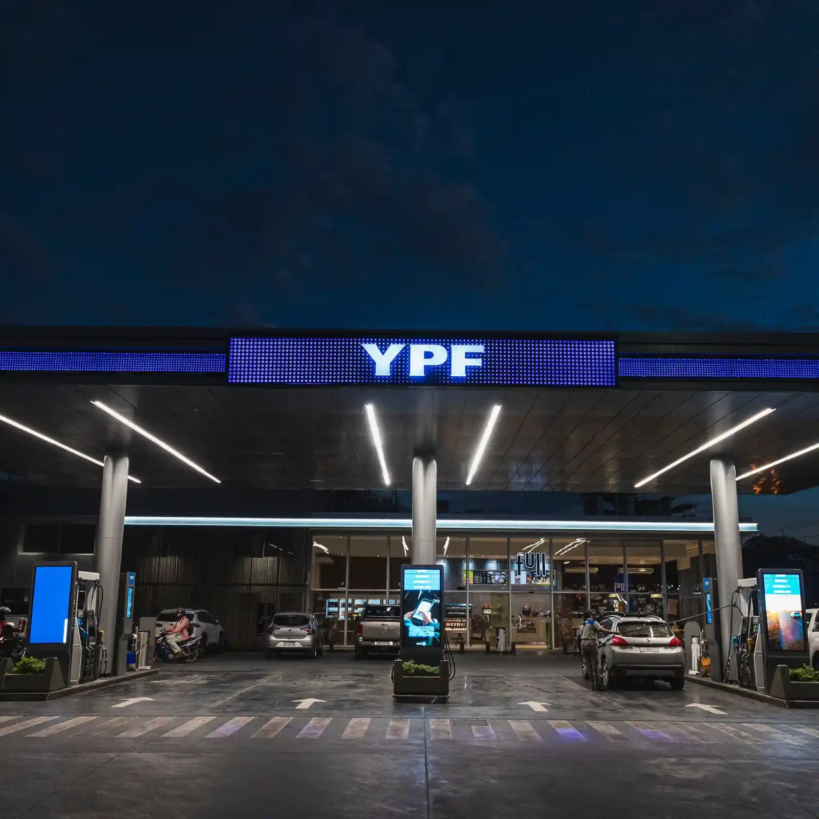 YPF y Tesla exploran carga rápida y almacenamiento