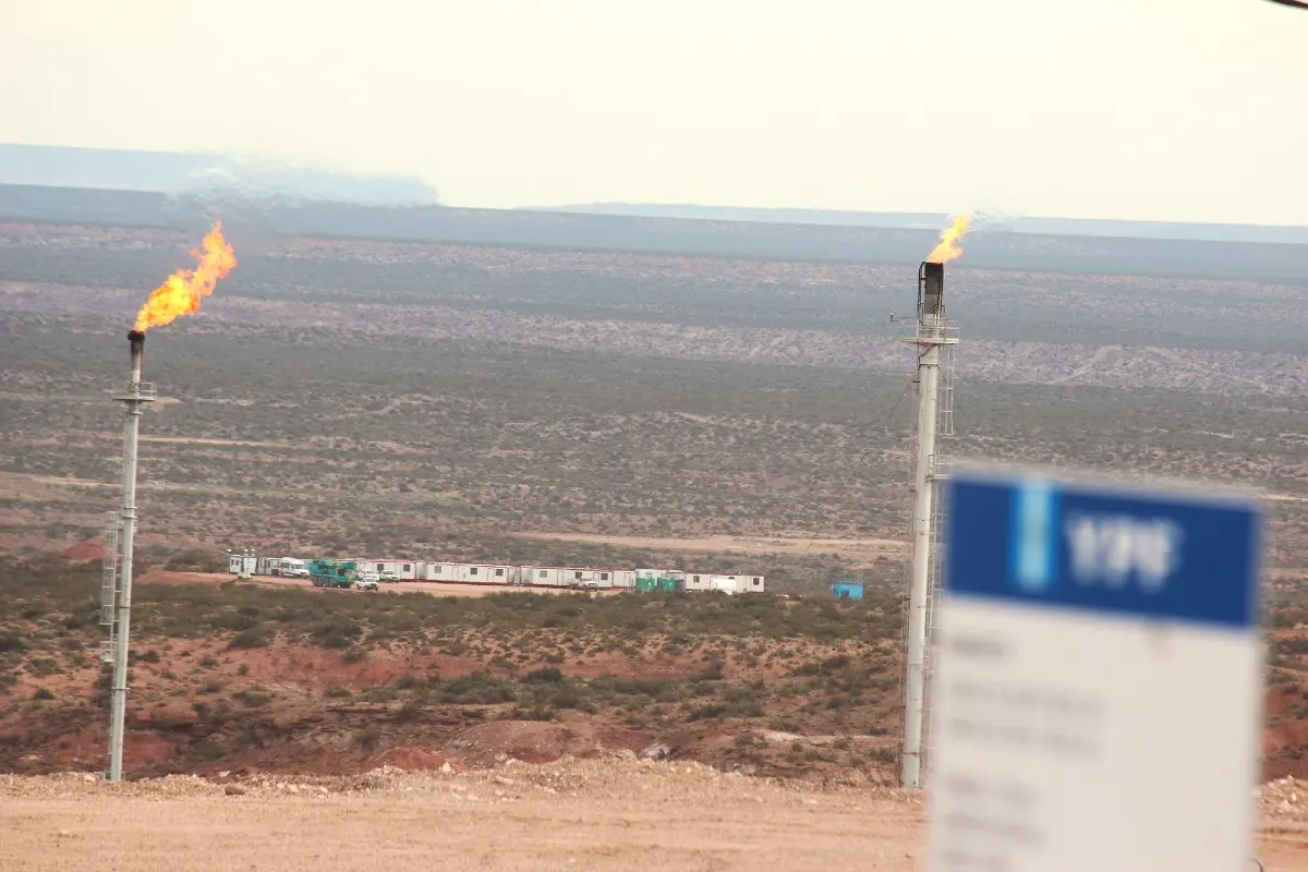 YPF extiende sus plazos de deuda y suma margen financiero para acompañar su expansión en Vaca Muerta.