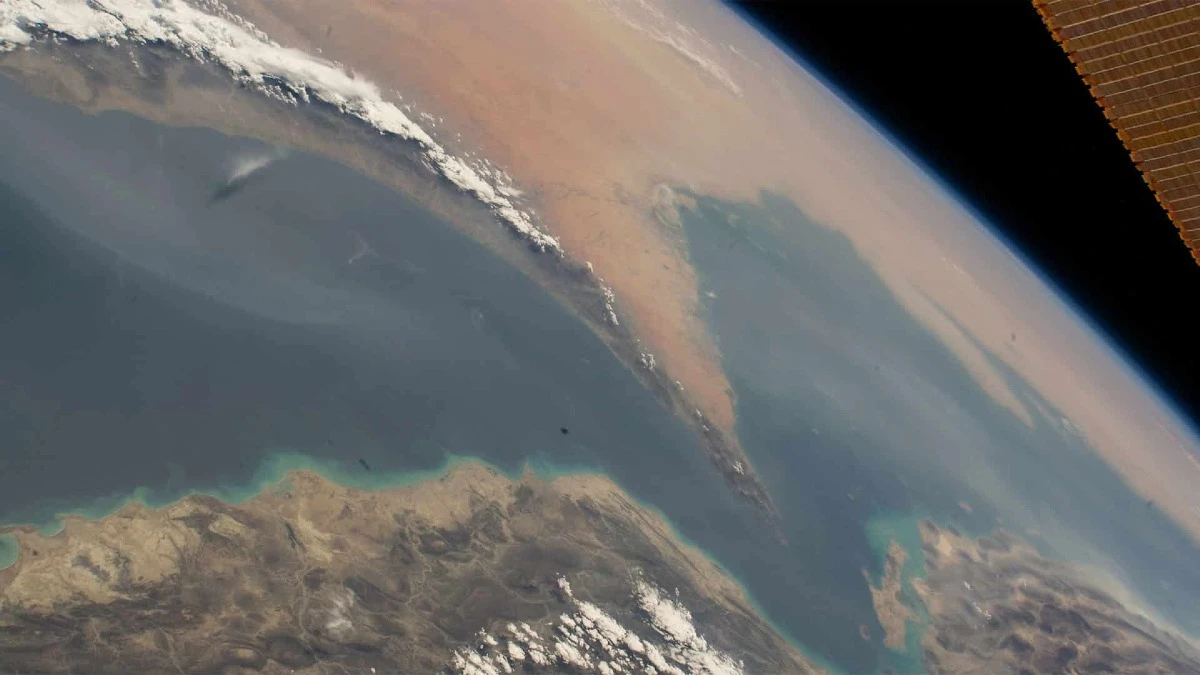 El Estrecho de Ormuz visto desde el espacio. La vía marítima conecta el Golfo Pérsico con el Golfo de Omán y concentra una parte clave del comercio mundial de petróleo y GNL.