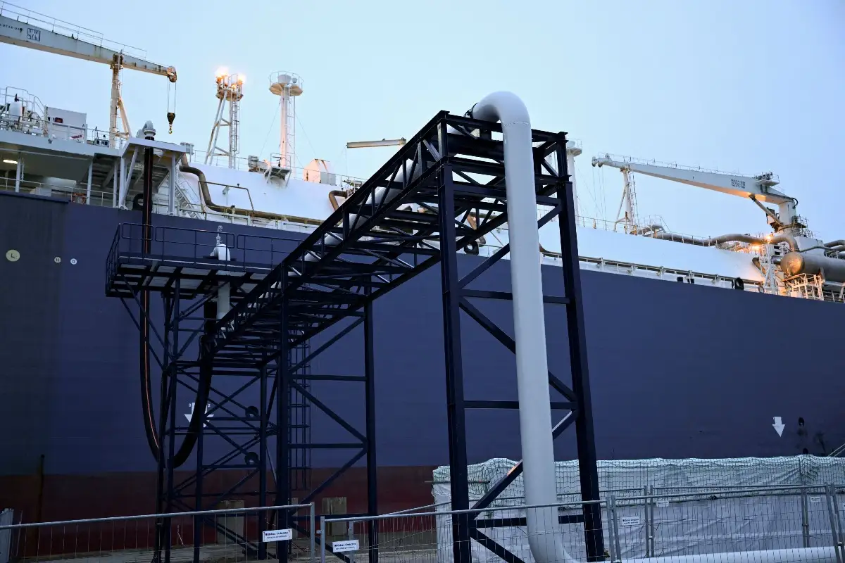 Operación de carga de GNL en un buque metanero. La licuefacción y la salida marítima serán el último eslabón de la cadena exportadora de Argentina LNG.
