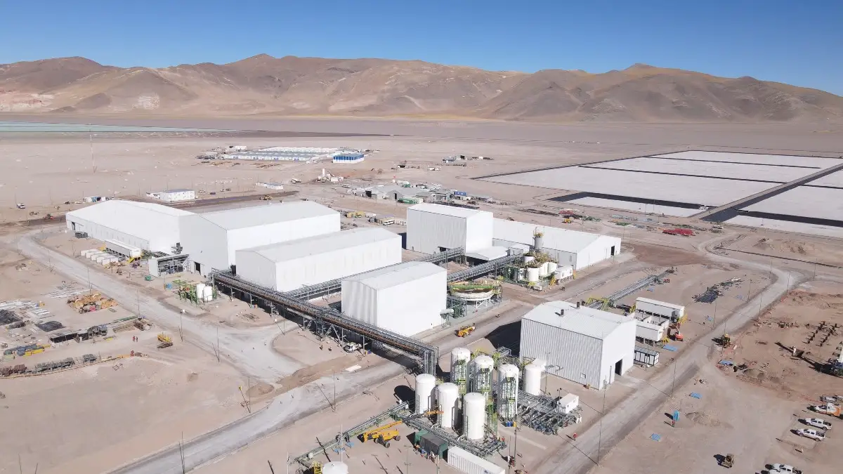 Instalaciones de Sal de Oro en el Salar del Hombre Muerto. POSCO amplía el complejo con una planta capaz de producir 23.000 toneladas anuales de carbonato de litio para exportación.