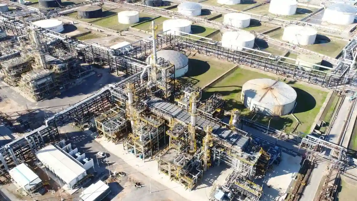 Axion Energy adapta su refineria de Campana a los crudos livianos de Vaca Muerta. El desafío actual es seguir mejorando la eficiencia y maximizar el rendimiento de cada barril procesado.