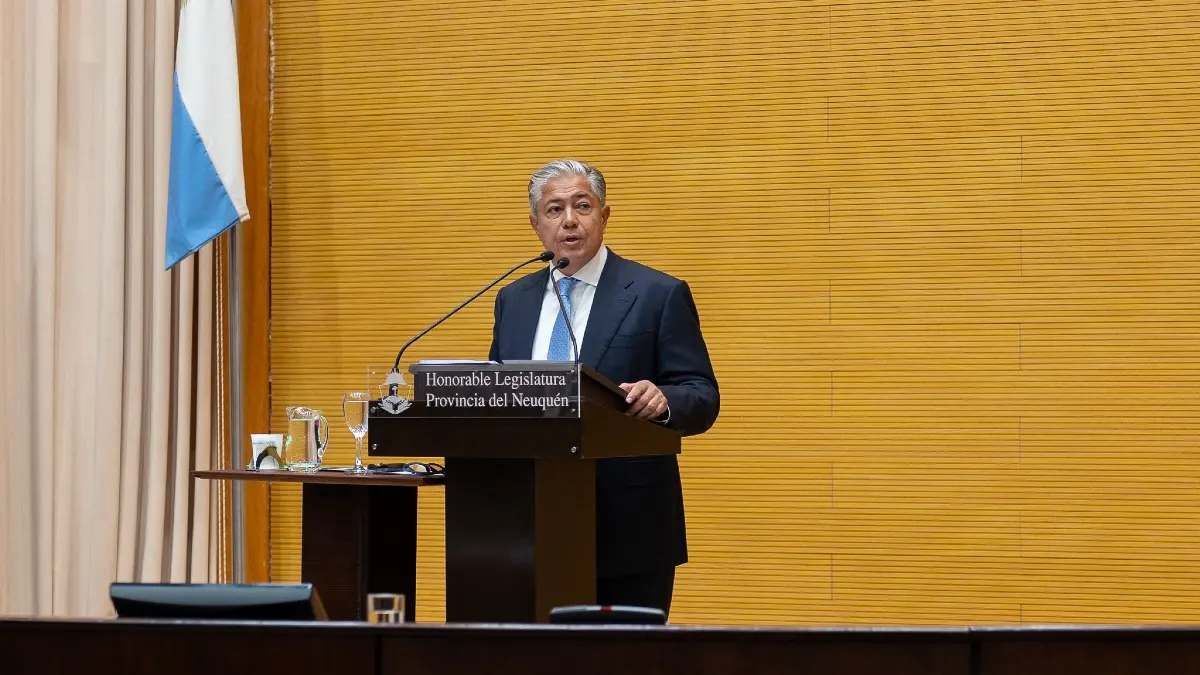 El Gobernador Figueroa presentando el proyecto en la Legislatura de Neuquén. La iniciativa busca crear un marco fiscal y de regalías para impulsar la exportación de GNL desde Vaca Muerta.