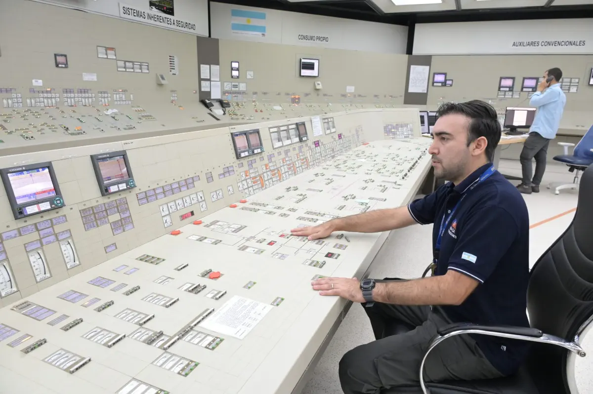 Sala de control de una central nuclear argentina, símbolo de la capacidad técnica y operativa acumulada por el sector nuclear nacional.