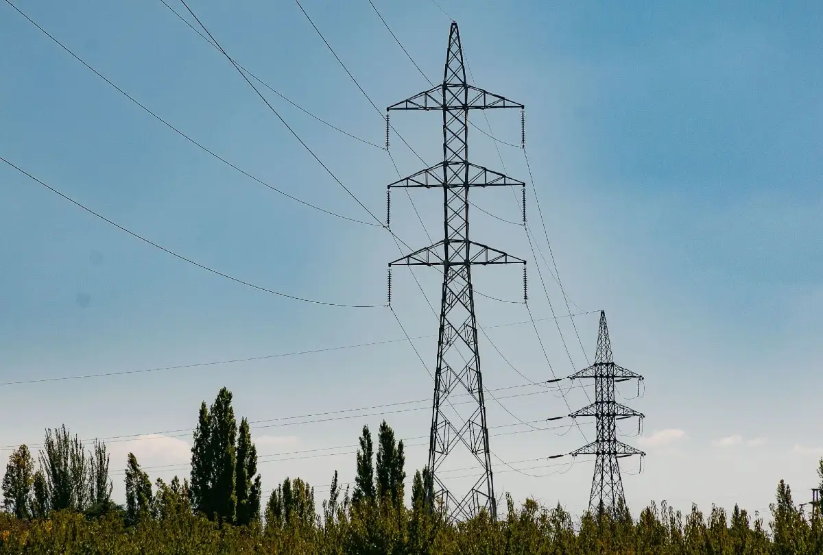 La incorporación de baterías permitirá aliviar nodos críticos y mejorar la estabilidad del sistema eléctrico, aunque no reemplaza las obras estructurales de transporte y distribución.