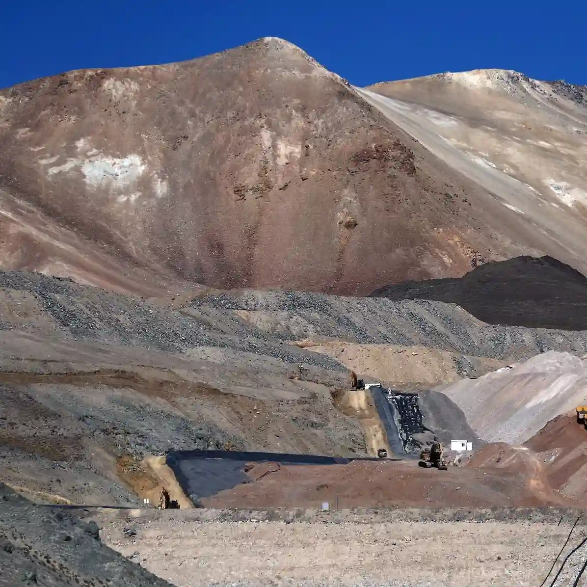 El oro sostiene las divisas, pero todos esperan por el cobre