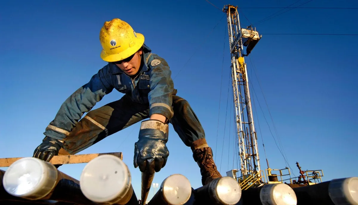 Sostener la expansión petrolera de Vaca Muerta requiere inversiones en perforación, eficiencia operativa y capacidad de transporte para llevar más barriles al mercado.