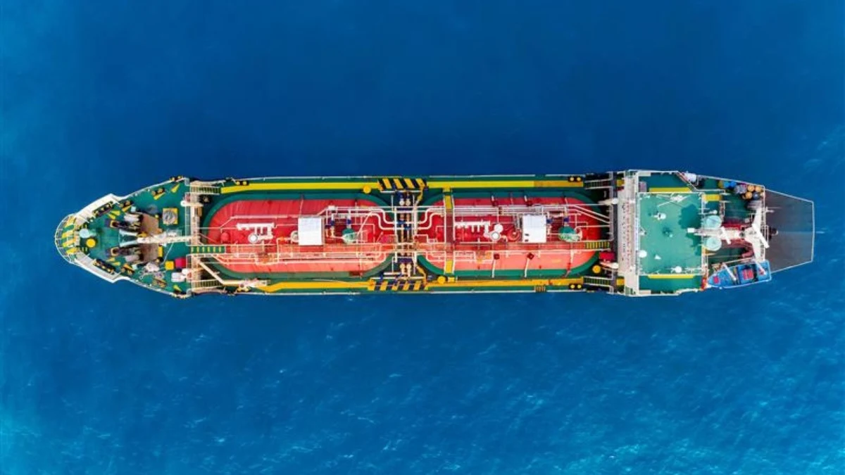 Vista aérea de un buque de apoyo marítimo. La operación de GNL en Río Negro requerirá embarcaciones especializadas para asistencia, logística y traslado de personal.