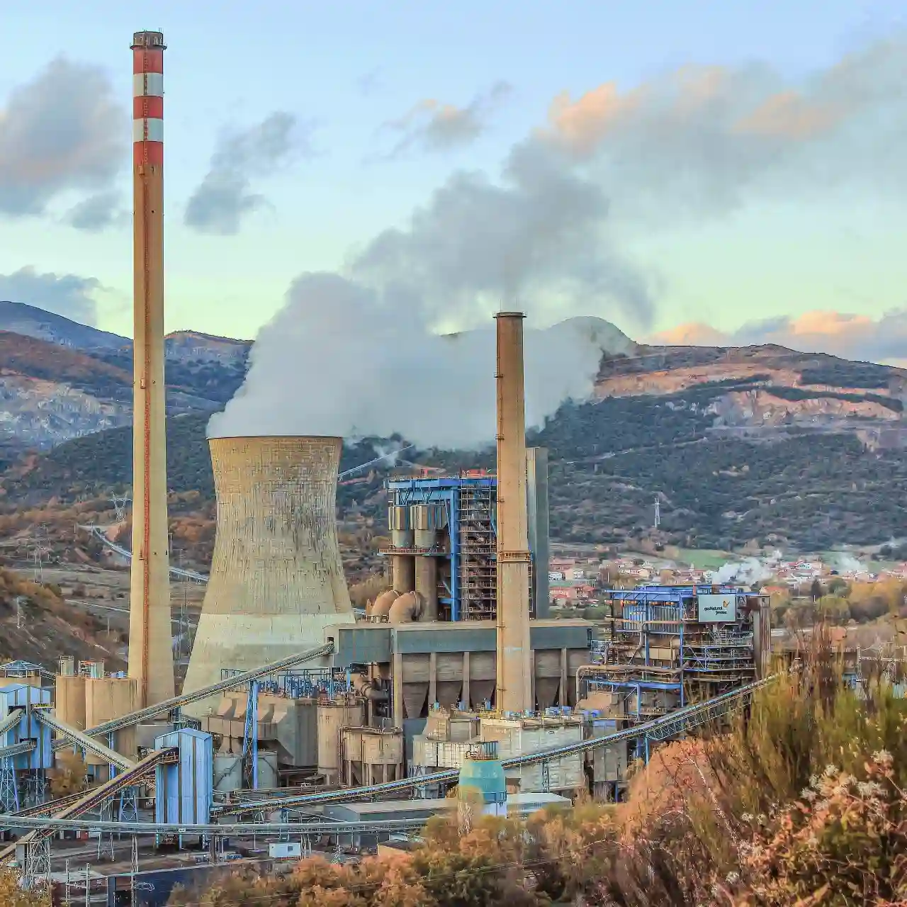Los Guindos abre una vía para exportar gas a Chile