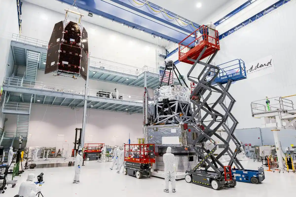 El telescopio Nancy Grace Roman durante su encapsulado en la cofia del Falcon Heavy. Fuente: NASA.