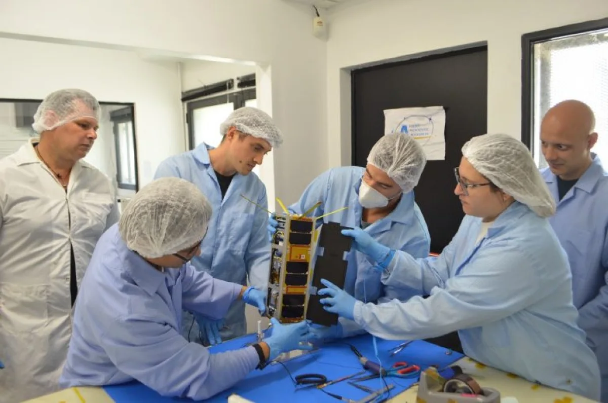 El equipo de la UNLP trabaja en el USAT-1, que pondrá a prueba tecnología propia para estudiar la atmósfera y el suelo mediante señales de navegación satelital.