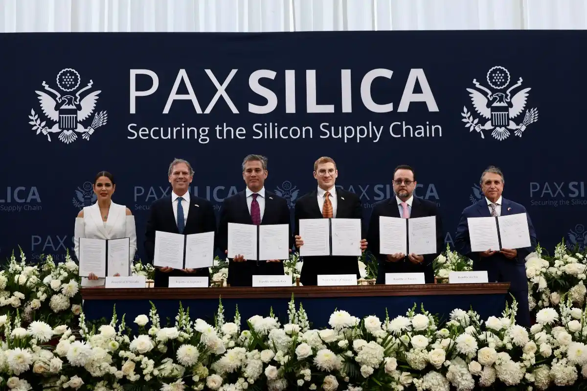 El embajador Alex Oxenford durante la firma de adhesión de Argentina a Pax Silica en Washington.
