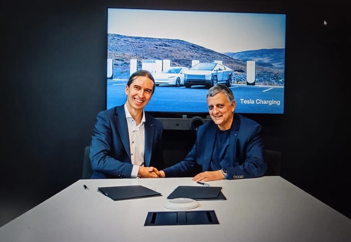 Horacio Marin (YPF) y Michael Snyder (Tesla) durante la firma de la carta de intención en Texas, con foco en carga rápida, almacenamiento e innovación tecnológica.