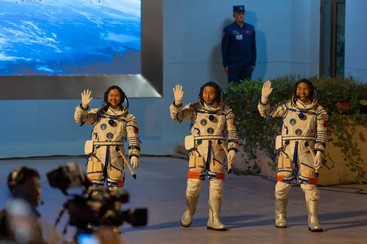 La tripulación de la misión Shenzhou-23 saluda antes de partir hacia la estación espacial Tiangong, en una nueva demostración del avance del programa espacial tripulado de China.