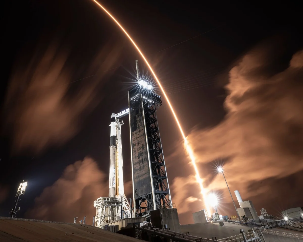 Falcon 9 se consolidó como una de las principales opciones para colocar satélites en órbita.  Su retiro del segmento comercial obliga a las empresas a revisar todo tipo de contratos.