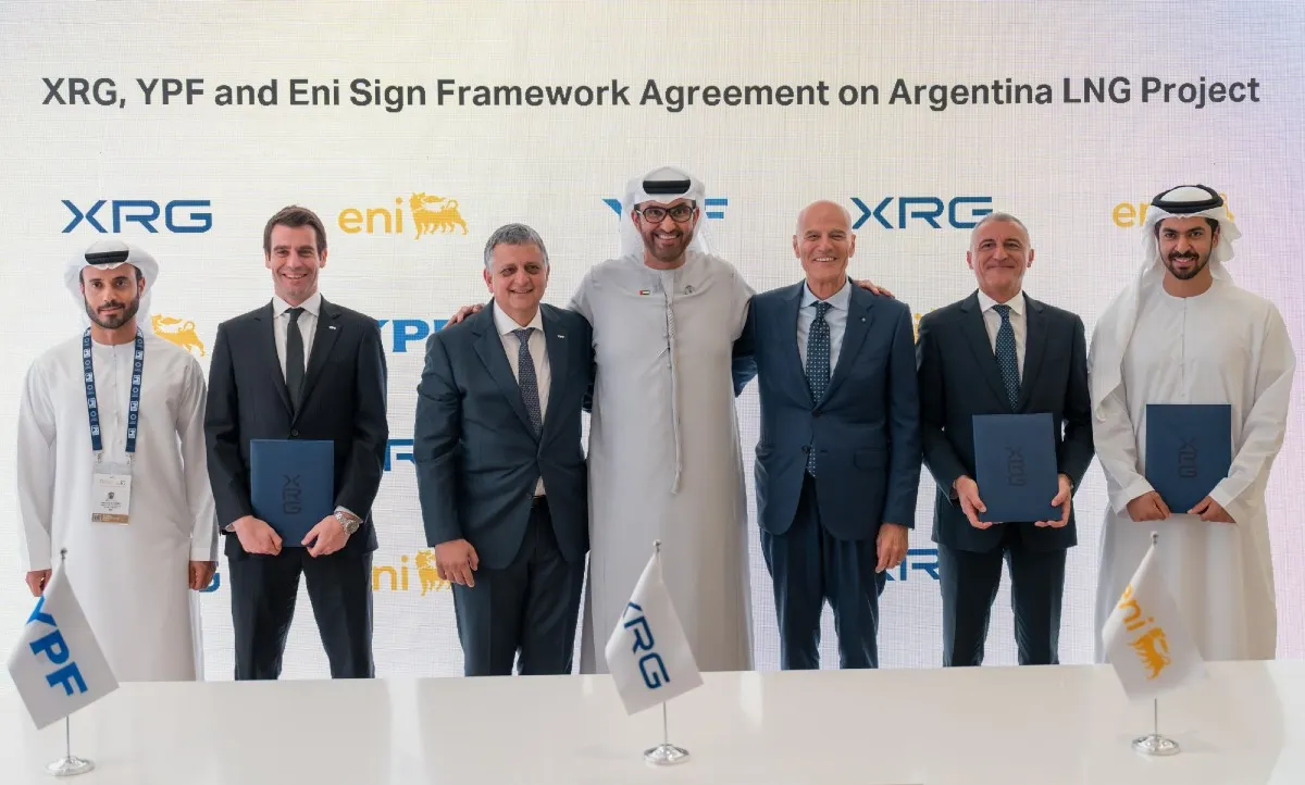 Representantes de XRG, YPF y Eni durante la firma del acuerdo marco para Argentina LNG, antecedente de la incorporación de los socios al upstream de Vaca Muerta (Fuente: YPF).