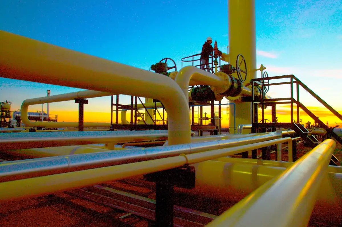 Infraestructura gasífera: el desarrollo de Vaca Muerta requerirá nuevos sistemas de tratamiento, transporte y licuefacción para abastecer proyectos de exportación de GNL.