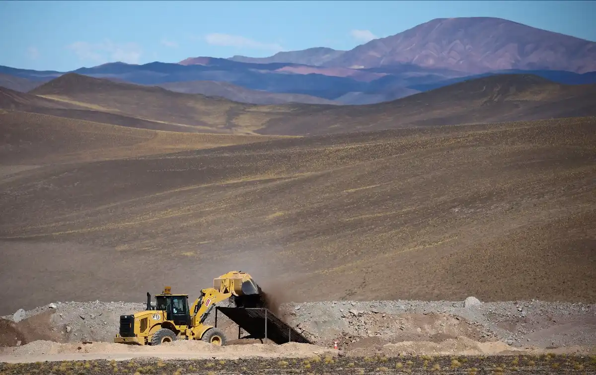 Operación minera en zona cordillerana: Argentina busca convertir su potencial en litio, cobre y metales preciosos en inversión, empleo y exportaciones bajo el nuevo marco del RIGI.