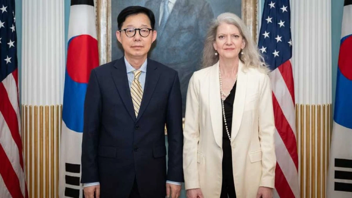 Park Yoon-joo (Corea del Sur) y Allison Hooker (EEUU) previo a las conversaciones mantenidas en Washington.