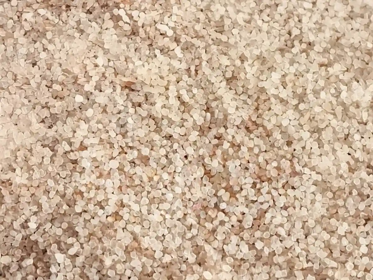 Factores como composición, resistencia, forma y tamaño de grano son claves al momento de deifinir si un tipo de arena es apta para su utilización como insumo para realizar fracturas hidráulicas.