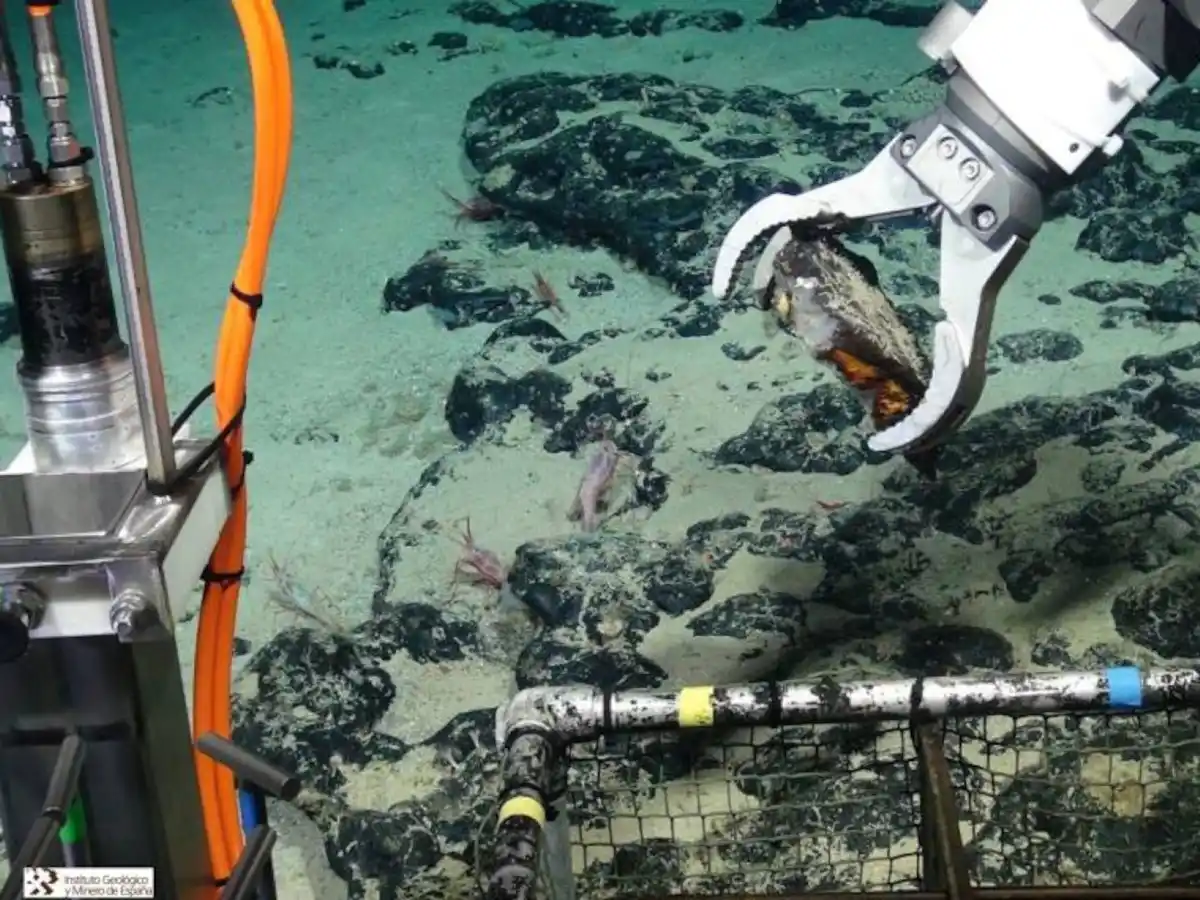 Operación offshore con equipo submarino: la minería del fondo marino combina tecnología petrolera, robótica oceánica y una nueva carrera por minerales críticos.