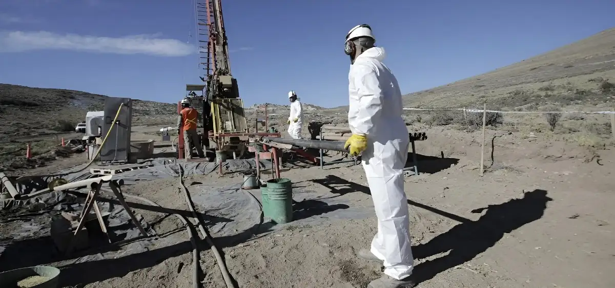 Operarios durante tareas de perforación: los perfiles técnicos y la experiencia en campo serán clave para acompañar el crecimiento minero.