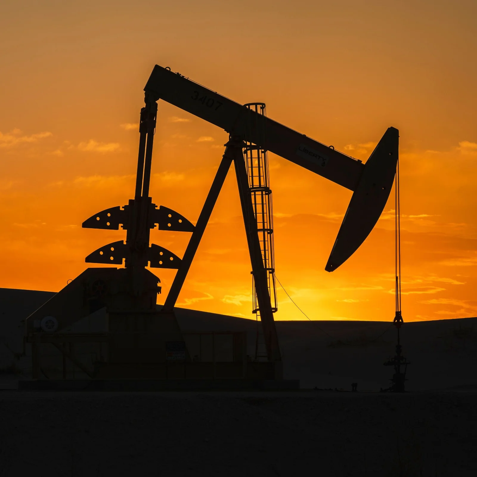Brent: mercado partido, demanda débil y riesgo geopolítico