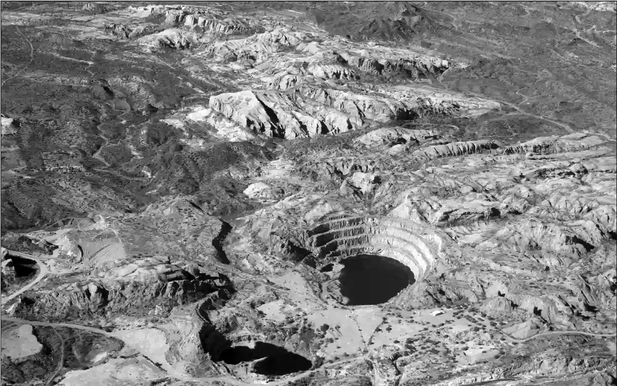 Vista aérea histórica de las canteras de Sierra Pintada, en San Rafael. El tratamiento del agua acumulada y de los pasivos de la antigua operación concentra la actual etapa de remediación.