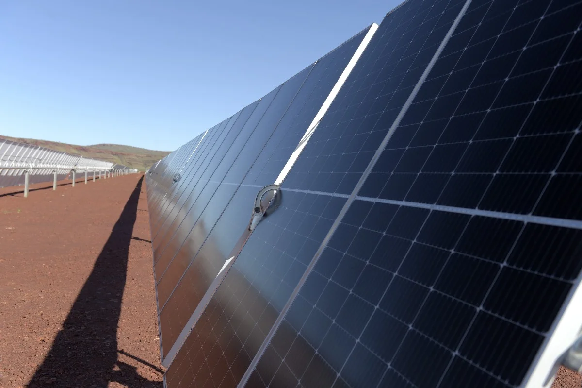 Paneles solares fotovoltaicos. El nuevo parque de Aluar en Abasto tendrá 30 MW de potencia instalada y sumará generación renovable al sistema eléctrico argentino.