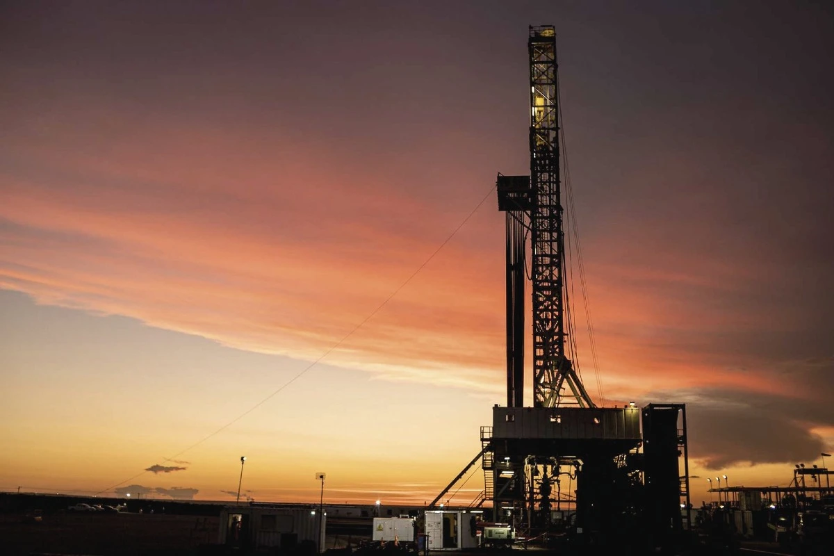 Equipo de perforación en operación. Chevron busca ampliar su desarrollo no convencional en El Trapial, al norte de Vaca Muerta.