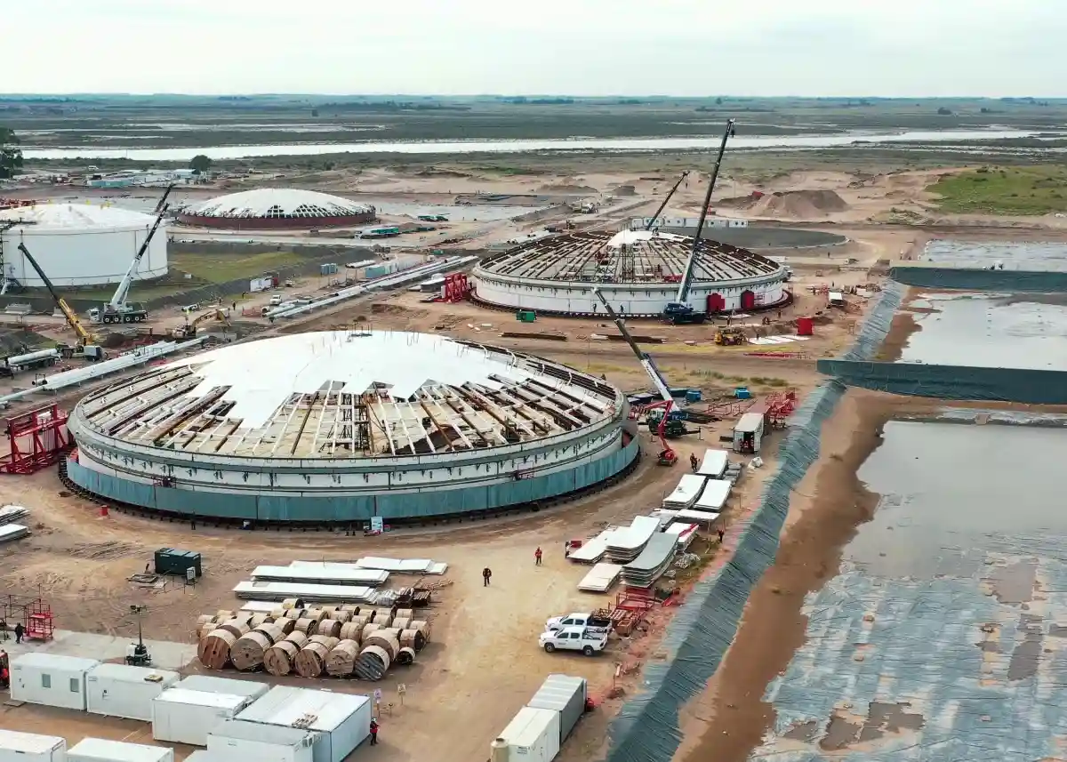 Obras de tanques de almacenamiento asociadas al sistema de exportación del VMOS en Punta Colorada, pieza clave para escalar la evacuación de crudo desde Vaca Muerta hacia mercados internacionales.